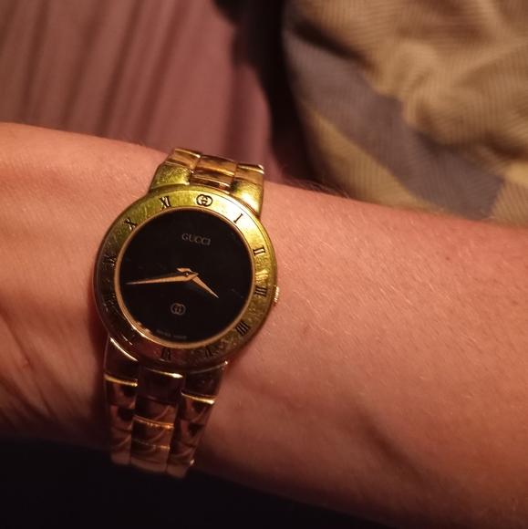 100% real  Authentic  Gucci women's watch - Picture 1 of 2